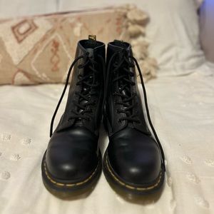 Dr. Marten 1460 smooth leather lace up boots(color black)